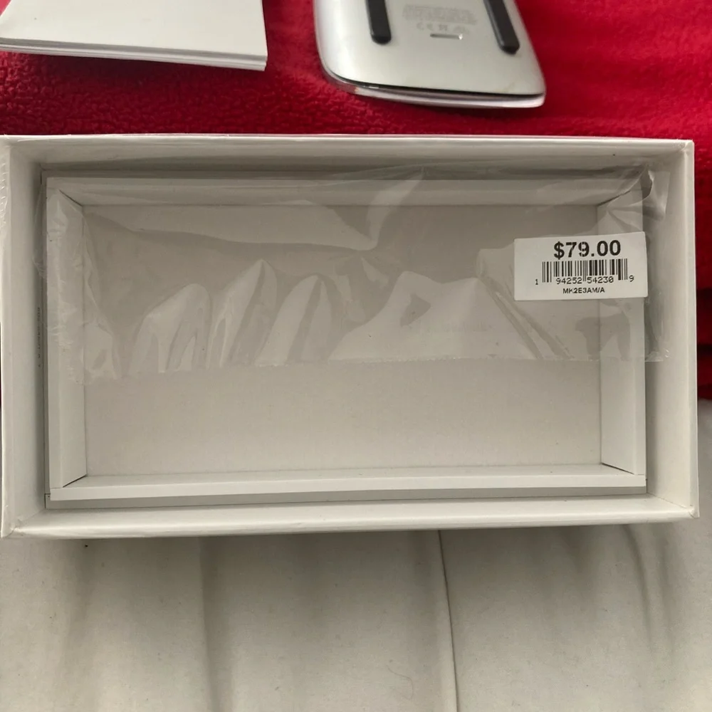 Apple Magic Mouse! Used twice (Wht) Includes USB-C to Lighting cable!